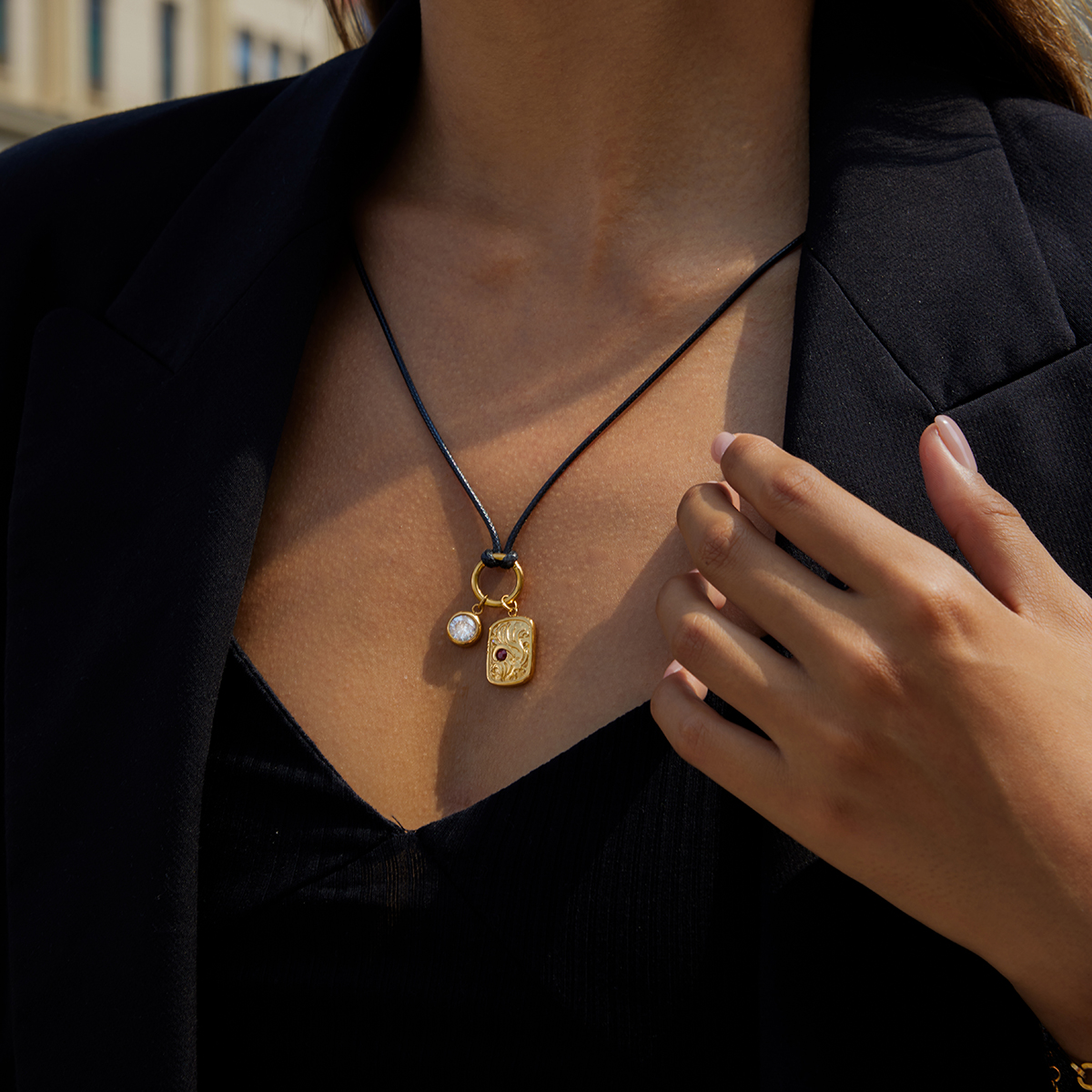 Detail reliéfního přívěsku a zirkonů – ELENYS Relic Cord